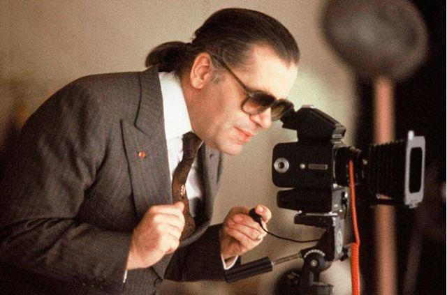 لقطة نادرة لكارل لاغرفيلد خلف عدسة الكاميرا عام 1987 في ميونخ- ألمانيا.