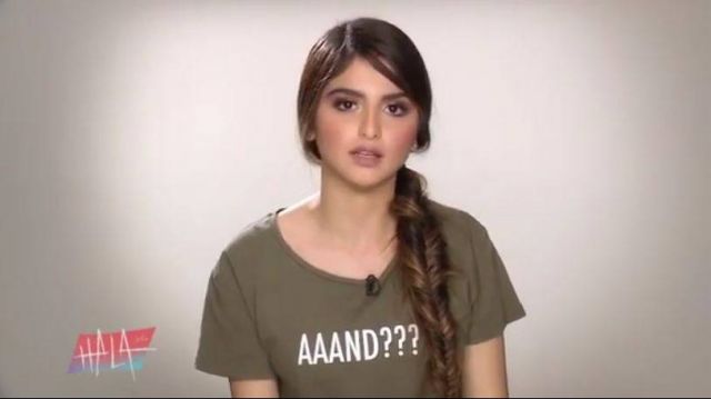 بالفيديو – رغم جرأتها ونجوميتها حلا الترك في حالة إحراج شديد... هكذا منعها الخجل من الحركة