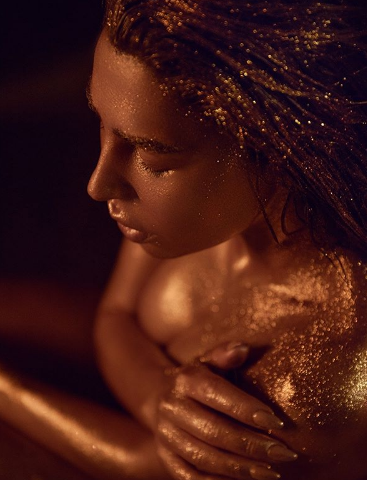 بالصور - نجمة لبنانية مغطاة بالذهب بلا ملابس