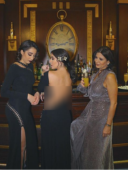 سارة ابي كنعان بين والدتها وشقيقتها