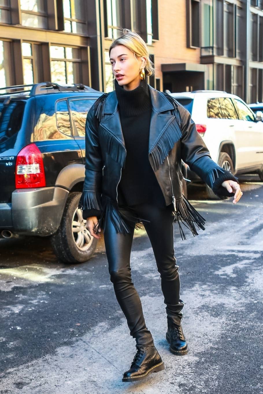 تعلمي تنسيق صيحة الجلد على طريقة هايلي بالدوين ‎