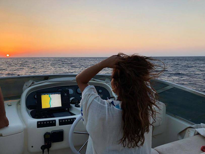 بالصورة – فنانة خليجية تتهم بالرخص بسبب فستانها القصير بالشراريب... شاهدوها