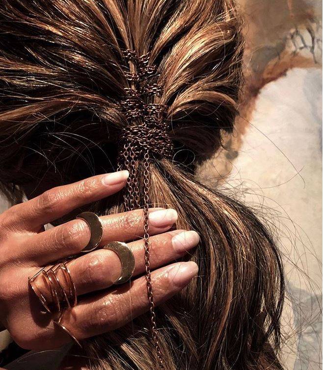 بالصورة – فنانة شهيرة تصدم الجميع بنزع قميصها لتعرض وشمها الجديد