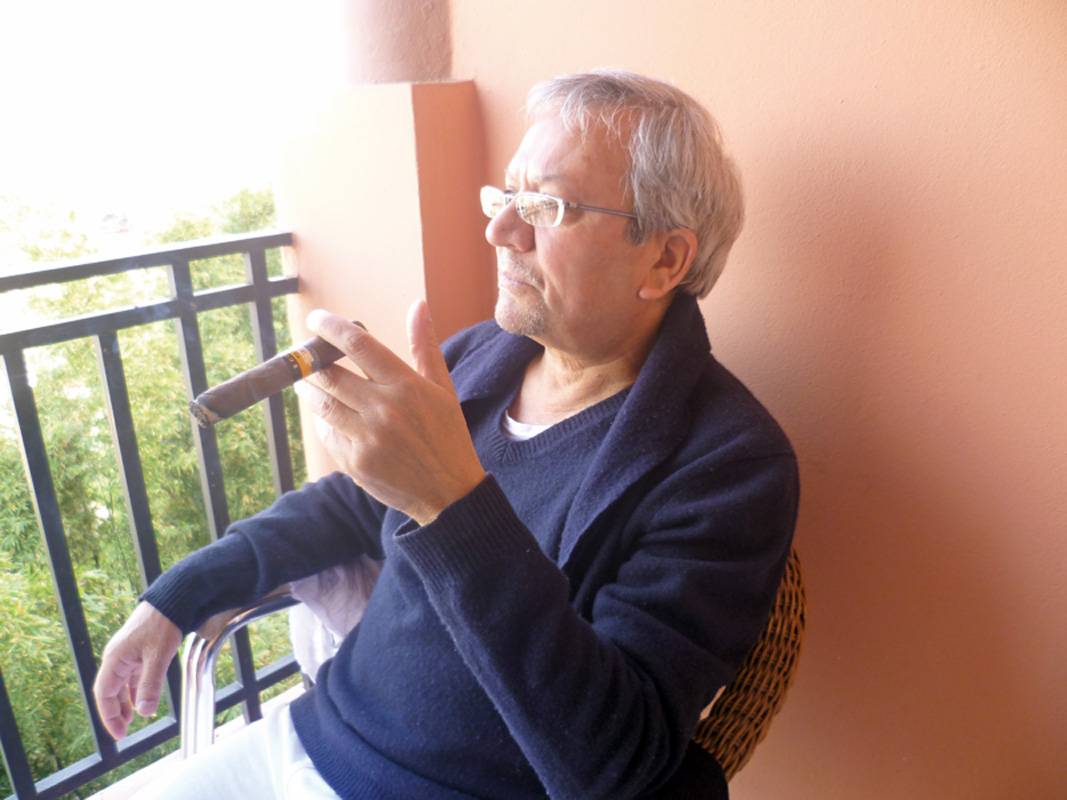 بعد مسيرة من التشرّد 
الشاعر هاشم شفيق:
لندن منحتني الحرية ورفعت الحجاب عن ذهني