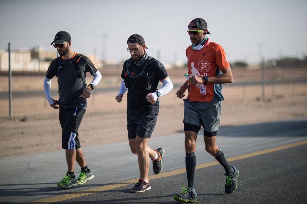 بعد 24 يوماً من الجري.. الدكتور خالد السويدي على بُعد 340 كيلومتراً فقط من الحرم المكي