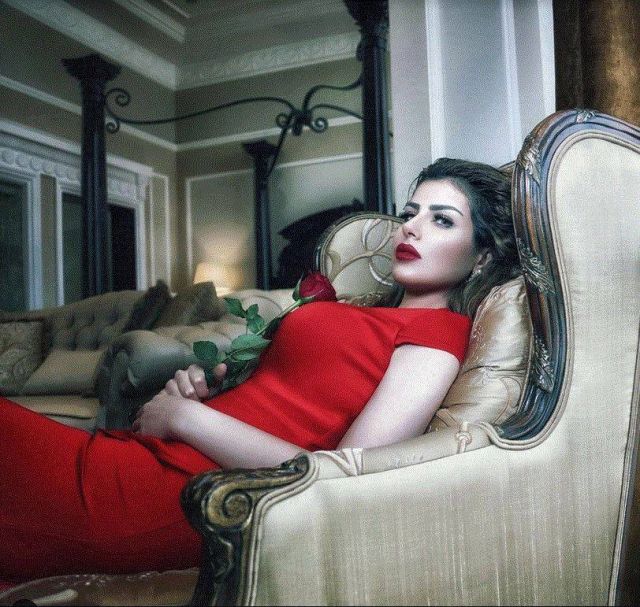 بالصورة – حليمة بولند تحوّل الأنظار عن فستانها الكاشف بشكل شفتيها... ماذا فعلت بهما؟