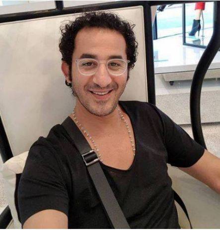 أحمد حلمي ينشر صورة شقيقه الأكبر... هل يشبهه؟