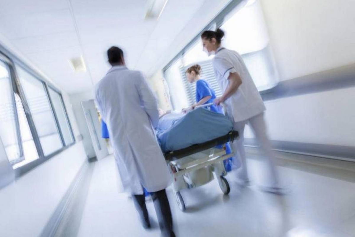 بعد عادل إمام... نقل مخرج شهير إلى المستشفى وصورة تكشف حالته الصحية