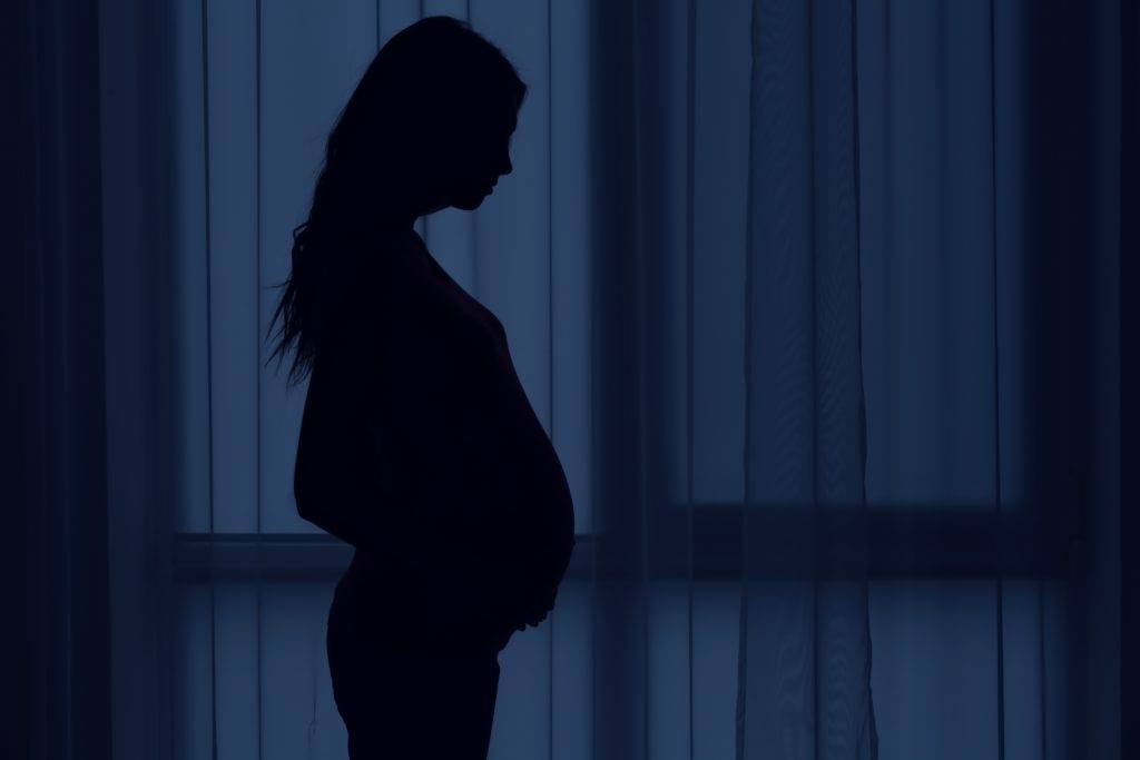 بالفيديو - خبيرة جمال عربية شهيرة تعلن حملها على الهواء
