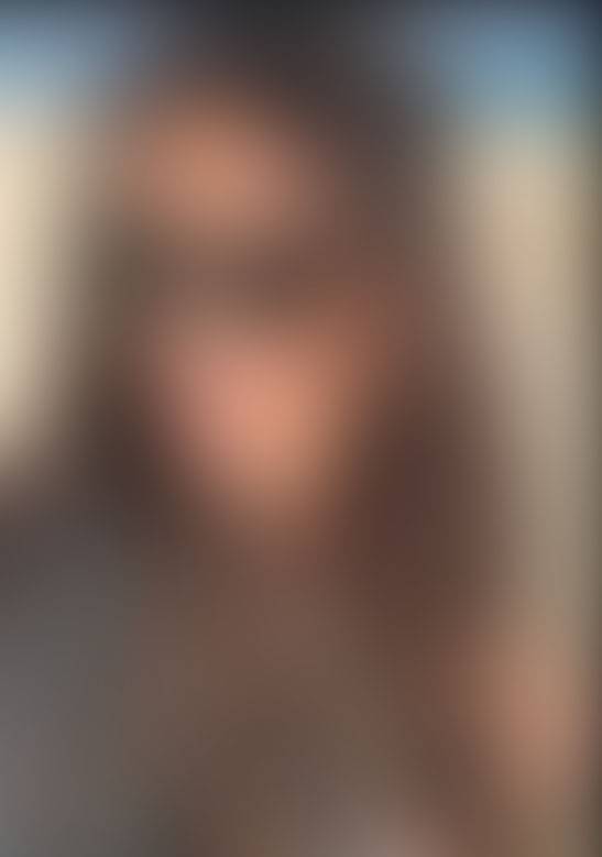 بالفيديو – فنانة سورية تقاطع جلسة ماكياج وترقص بطريقة حماسية جداً... شاهدوا خفة حركاتها