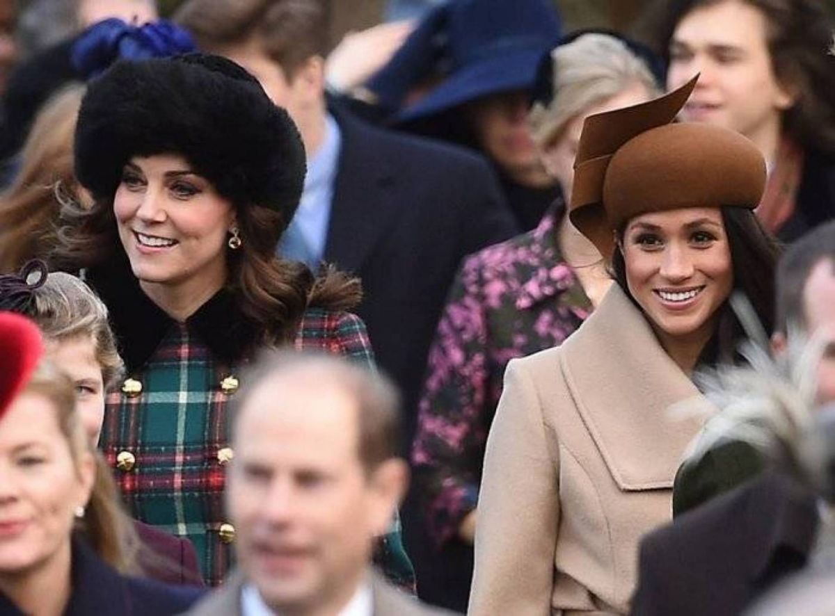 بالصور -  هكذا كان اللقاء الأول بعد غياب طويل بين الدوقتين كيت وميغان.. من الأجمل؟