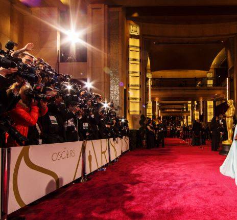 بالصور - شاهدي فستان هذه النجمة الذهبي والمصمم بـ 4 ملايين حبة خرز