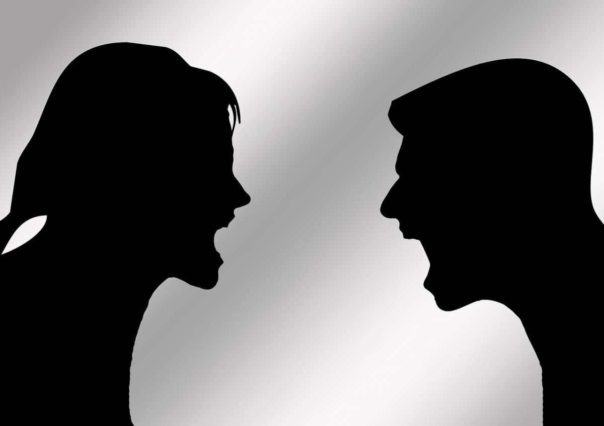 بالفيديو – مشادة حادّة بين مذيعة عربية وضيفها... لماذا وصفها بالقبيحة؟ وكيف طردته على الهواء؟