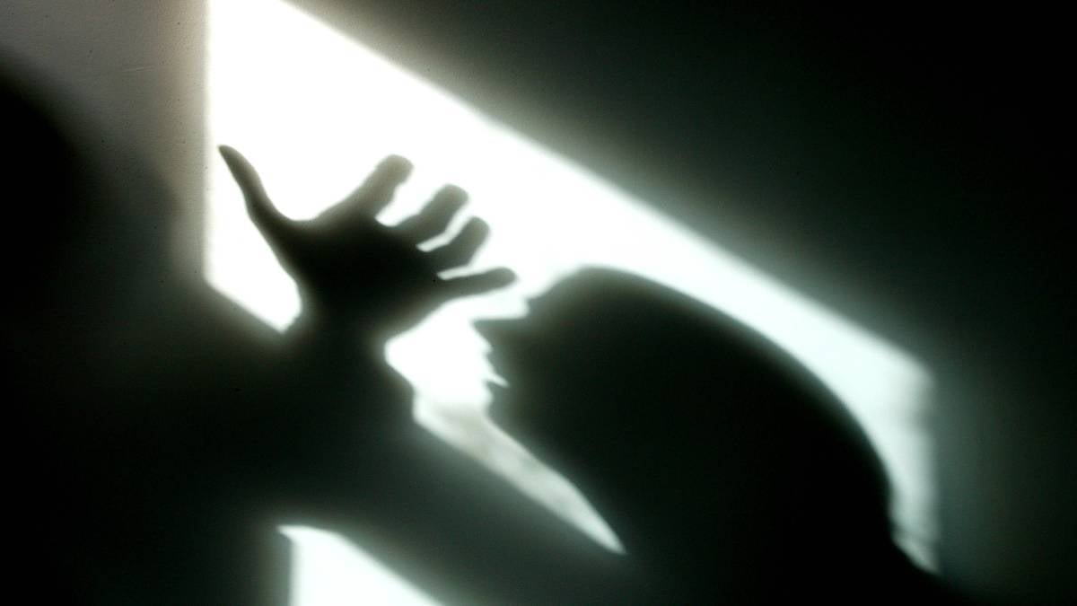 بالفيديو – فنانة خليجية تنهال بالضرب والشتائم على ابنتها... وسيل من الانتقادات