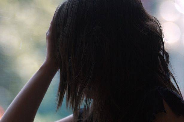 بالفيديو –فنانة خليجية تكشف ما فعلته بوجهها من عيادة التجميل... خيوط وقص وماذا بعد؟