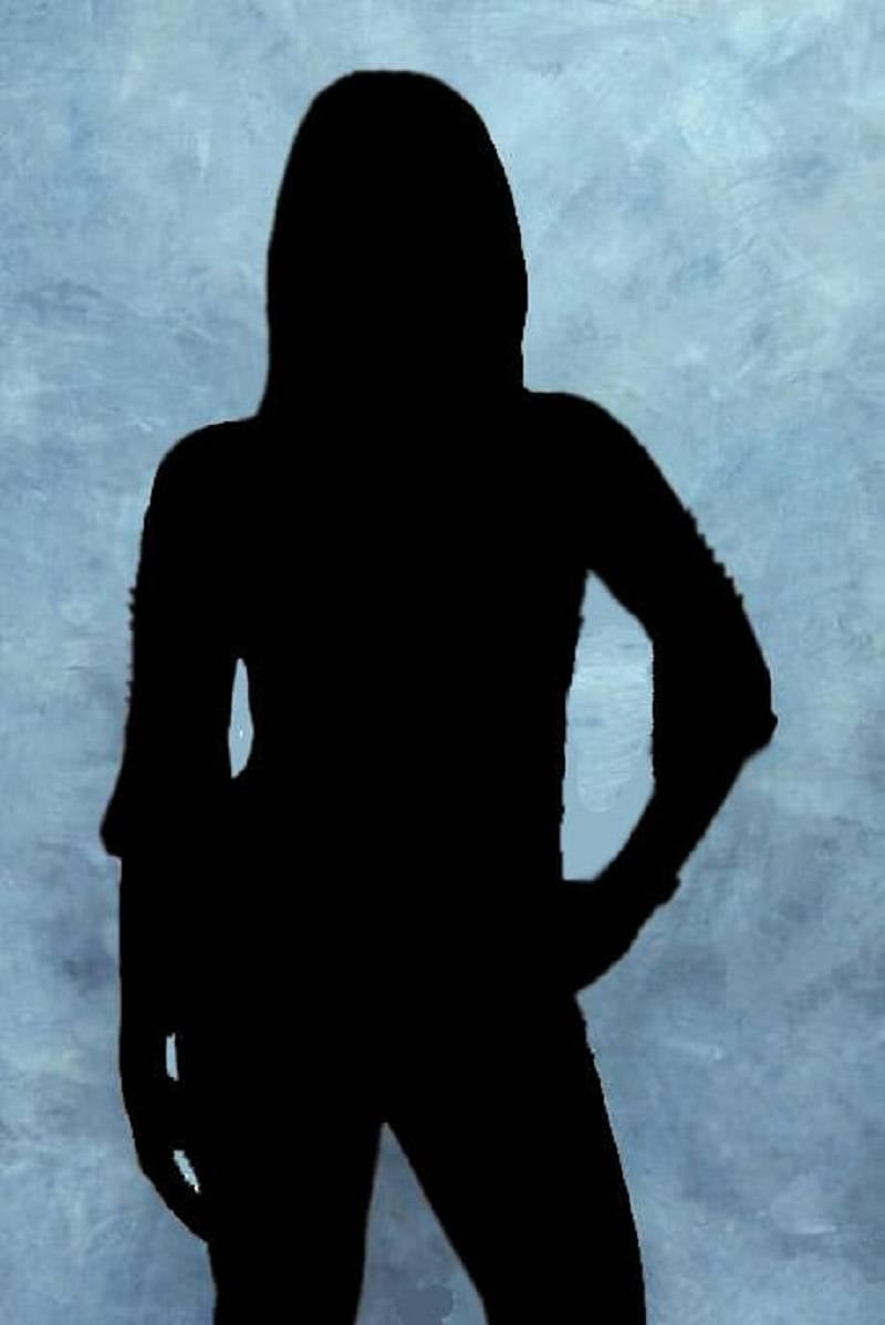 بالفيديو – فنانة خليجية تستعرض قوامها في غرفة ملابسها...هكذا أظهرت سمنة أردافها بسروال جلدي ضيّق