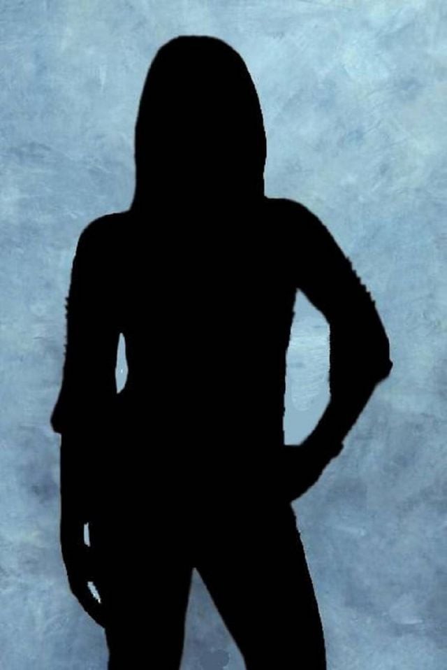 بالفيديو – فنانة خليجية تستعرض قوامها في غرفة ملابسها...هكذا أظهرت سمنة أردافها بسروال جلدي ضيّق