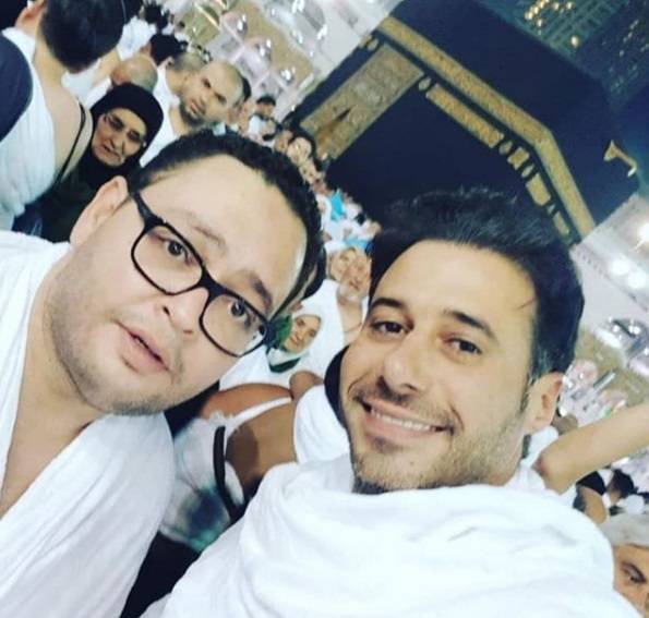 بالصور - أحمد السعدني وأحمد رزق بملابس الإحرام في الأراضي المقدسة