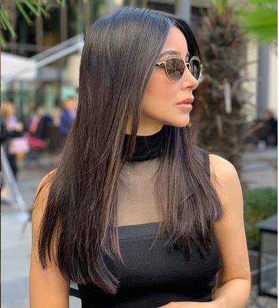 بعد حقيبة لجين عمران الصفراء الثمينة.. أسيل تقع في الفخ نفسه بسبب تنورتها