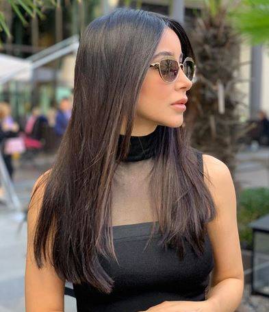 بالفيديو - إطلالة اسيل عمران تحدث ضجة.. وهذا ما حصل معها في زفاف ابنة لجين