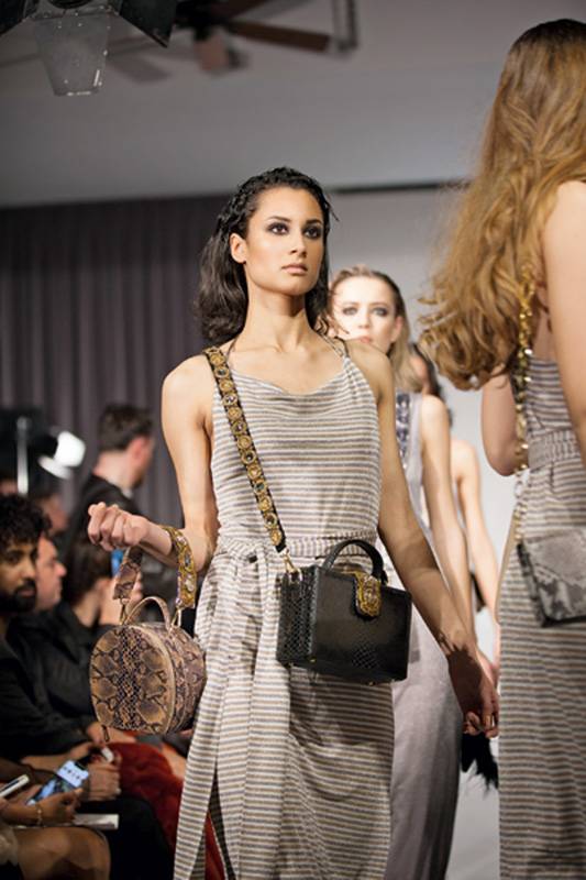 العارضات مع تصميمات الحقائب