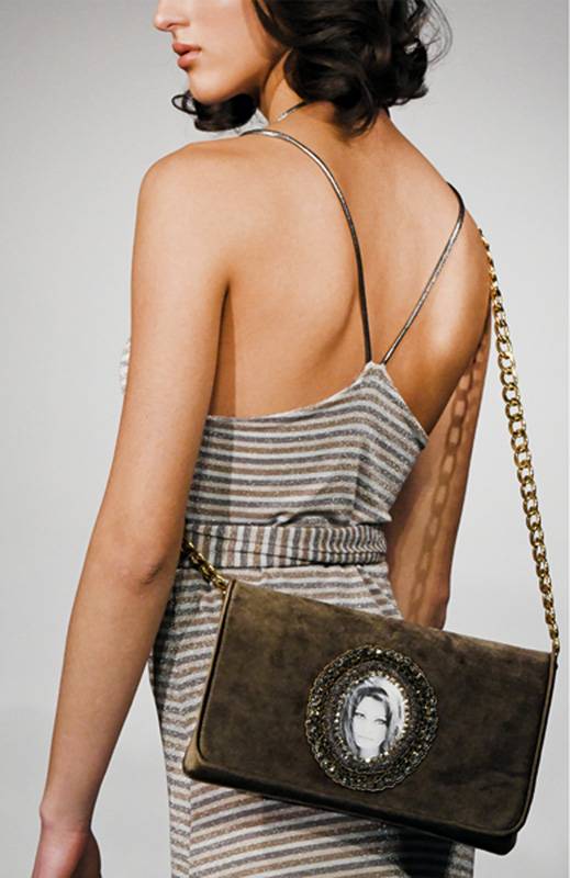 حقيبة تحملها إحدى العارضات