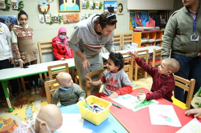 حمادة هلال في زيارته لمعهد الأورام