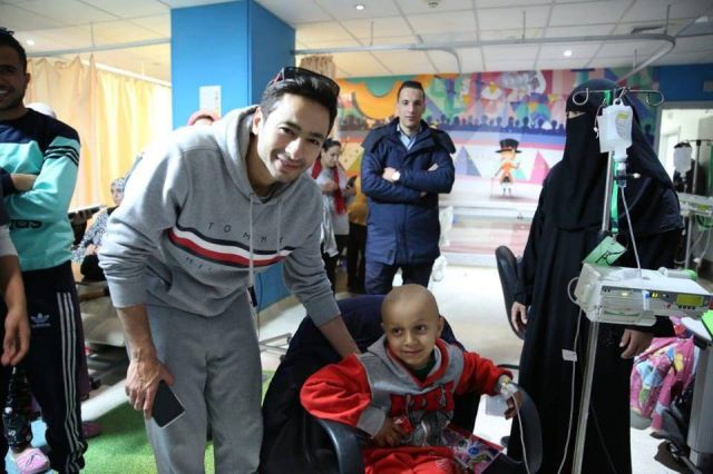 حمادة هلال مع الطفل أحمد