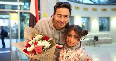 بالصور - حمادة هلال يترك التصوير من أجل طفلين مصابين بالسرطان