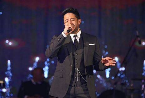 بالصور - في أول حفلة له بعد الجراحة..  هذا ما فعله محمد حماقي على المسرح