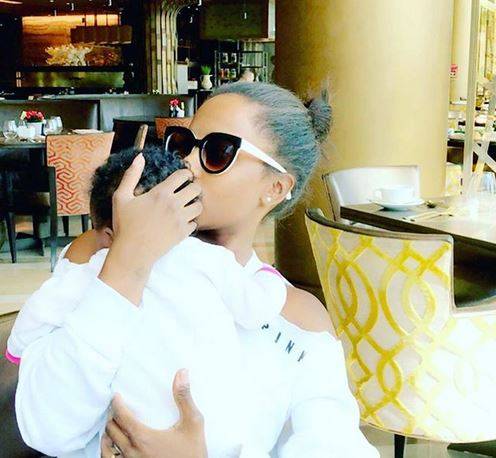 بالفيديو - إبنة داليا مبارك في أول ظهور واضح لها تشعل الانترنت بلون بشرتها وجمالها.. هل تشبهها؟