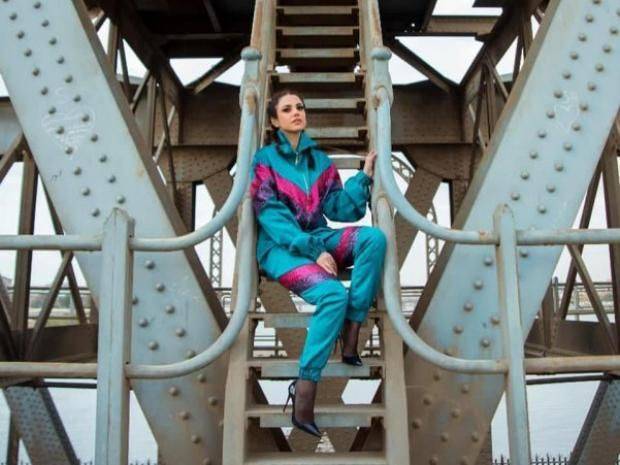 إطلالة درة تثير السخرية والبعض يشبهها بأحمد مكي!