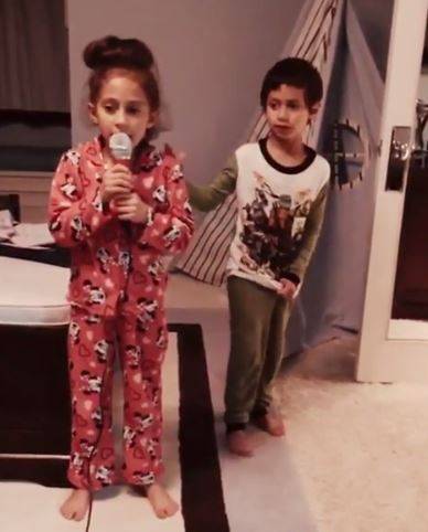 هذان الطفلان توأم نجمة مميزة.. خمنوا من تكون؟