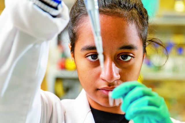 علياء المنصوري في مختبر جامعة نيويورك أبوظبي