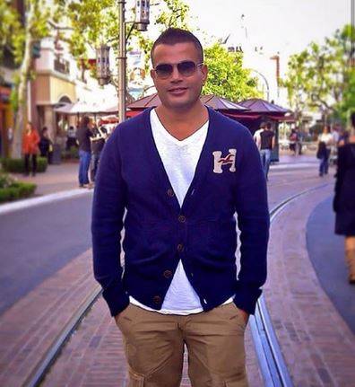 بالصور - جرأة عمرو دياب في اطلالته الجديدة تحدث ضجة.. ما قصة حذائه وجواربه؟