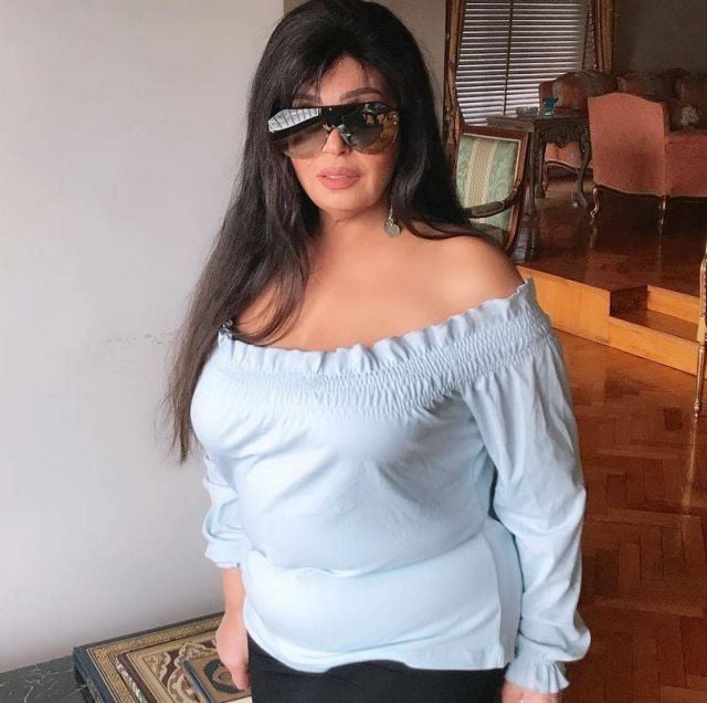 بالفيديو - عندما ضربت فيفي عبده فتاة بالحذاء وشتمتها على الهواء