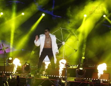 بالفيديو والصور - شاهدوا ماذا حصل في أول حفل لمحمد رمضان.. سيارة ورقص وتقليد للنجوم!