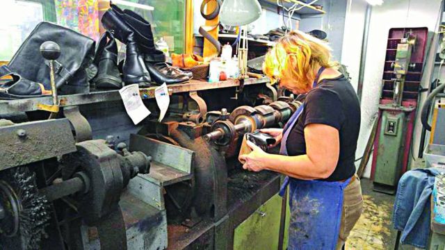 فرنسية تعمل في تصليح الأحذية