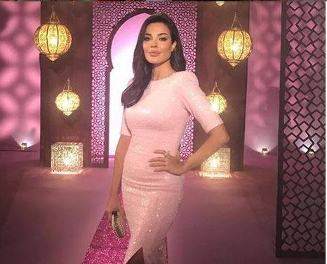بالصور - نادين نسيب نجيم بفستان جريء ومكياج غريب  ‎