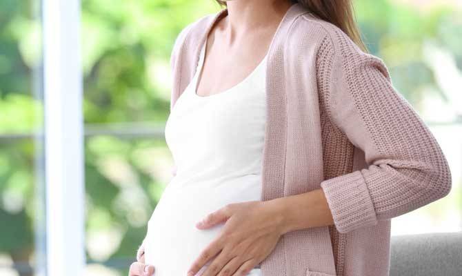 بالصورة- أم تلتقط الصور لنفسها لحظة ولادة طفلها... شاهدوا النتيجة