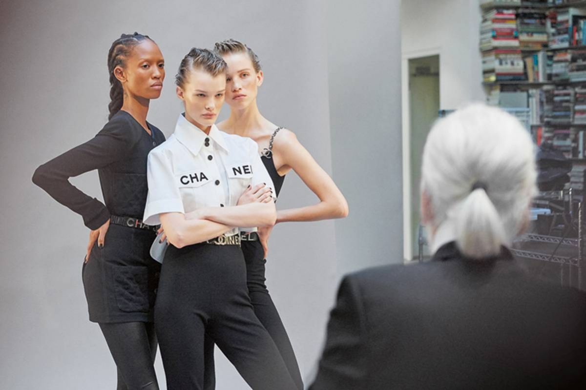 CHANEL
الأزياء الجاهزة لربيع وصيف 2019
في آخر تصوير إعلاني بعدسة كارل لاغرفيلد