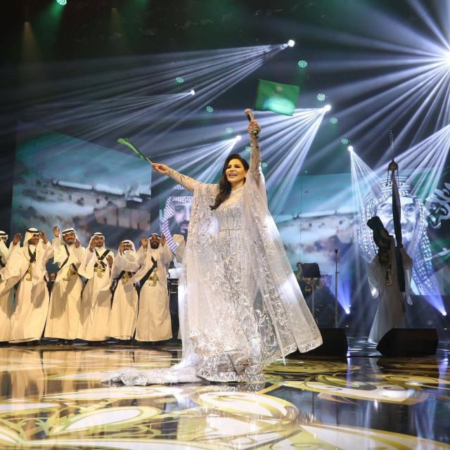 بالصور - أحلام في حفلها الأول بالسعودية... ومفاجئتها للجمهور: حقيبة على كل كرسي