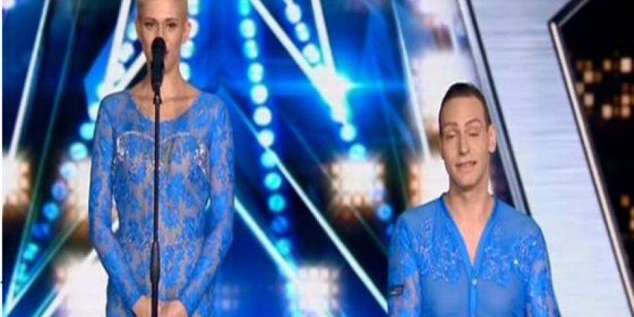 بالفيديو – مصري من ذوي الاحتياجات الخاصة يذهل لجنة Arabs Got Talent برقصه على كرسي