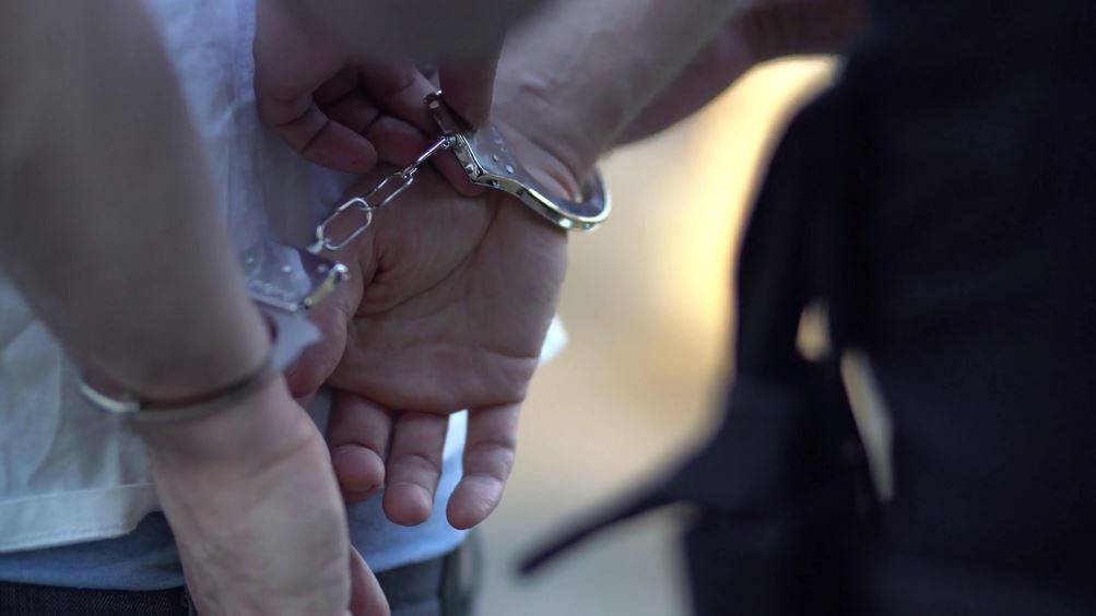 صادم – متهم بقتل فنان عربي يهرب أثناء التحقيق معه ويرتكب جريمة ثانية