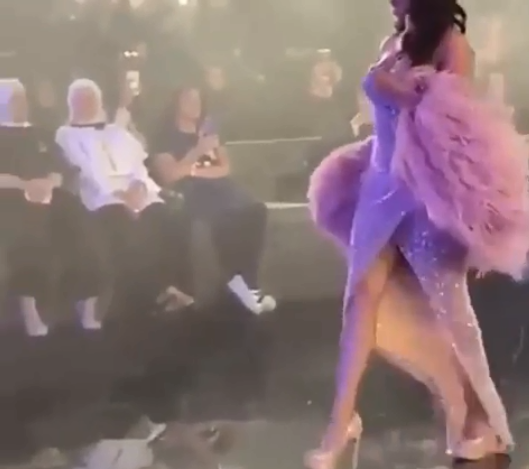 بالفيديو - نجمة خليجية تتعرض لهجوم بسبب إطلالتها الجريئة