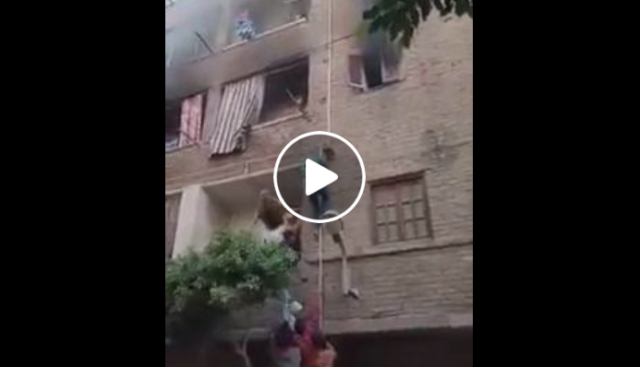 بالفيديو - شاب عربي يتسلق المواسير لينقذ أطفالاً من الحريق