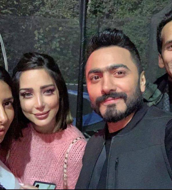 بالفيديو - تبادل أدوار بين تامر حسني وبسمة بوسيل... هو إلى تصميم الأزياء وهي تغني بموافقته