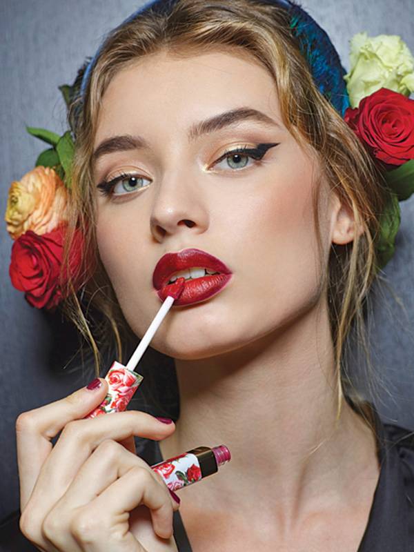 DOLCE & GABBANA
BEAUTY
خطوة خطوة لماكياج العارضات في عرض الأزياء الجاهزة للشتاء المقبل