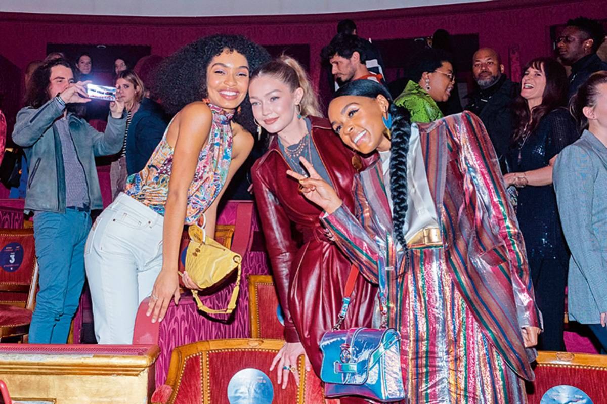 Paris Fashion Week
عدسات المصوّرين ترصد إطلالات النجمات ولحظات عفوية