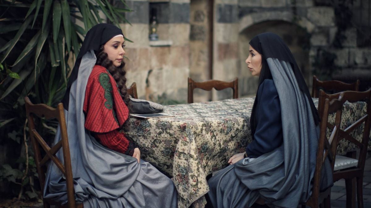 بالفيديو - شاهدوا دبكة كاريس بشار ورقص ديمة بياعة في الكواليس مع غناء نجوم سوريا